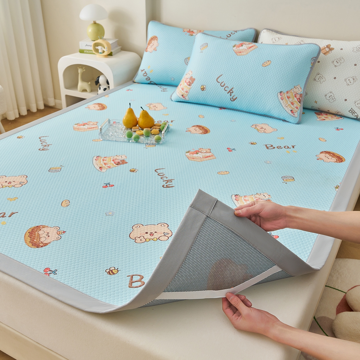 91家纺网 家纺一手货源 找家纺 奇丝雅 2026新款A类印花冰豆豆凉席三明治透气网冰丝凉席家用双人冰丝席床单可机洗大床图 大床款-甜甜圈