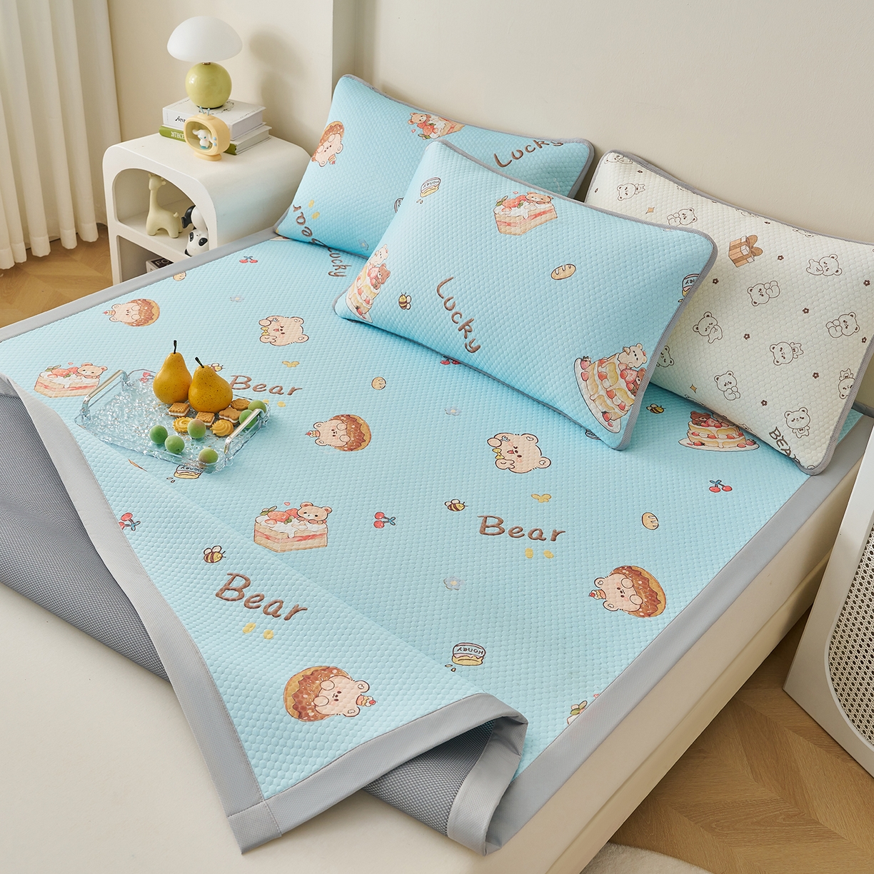 91家纺网 家纺一手货源 找家纺 奇丝雅 2026新款A类印花冰豆豆凉席三明治透气网冰丝凉席家用双人冰丝席床单可机洗大床图 大床款-甜甜圈