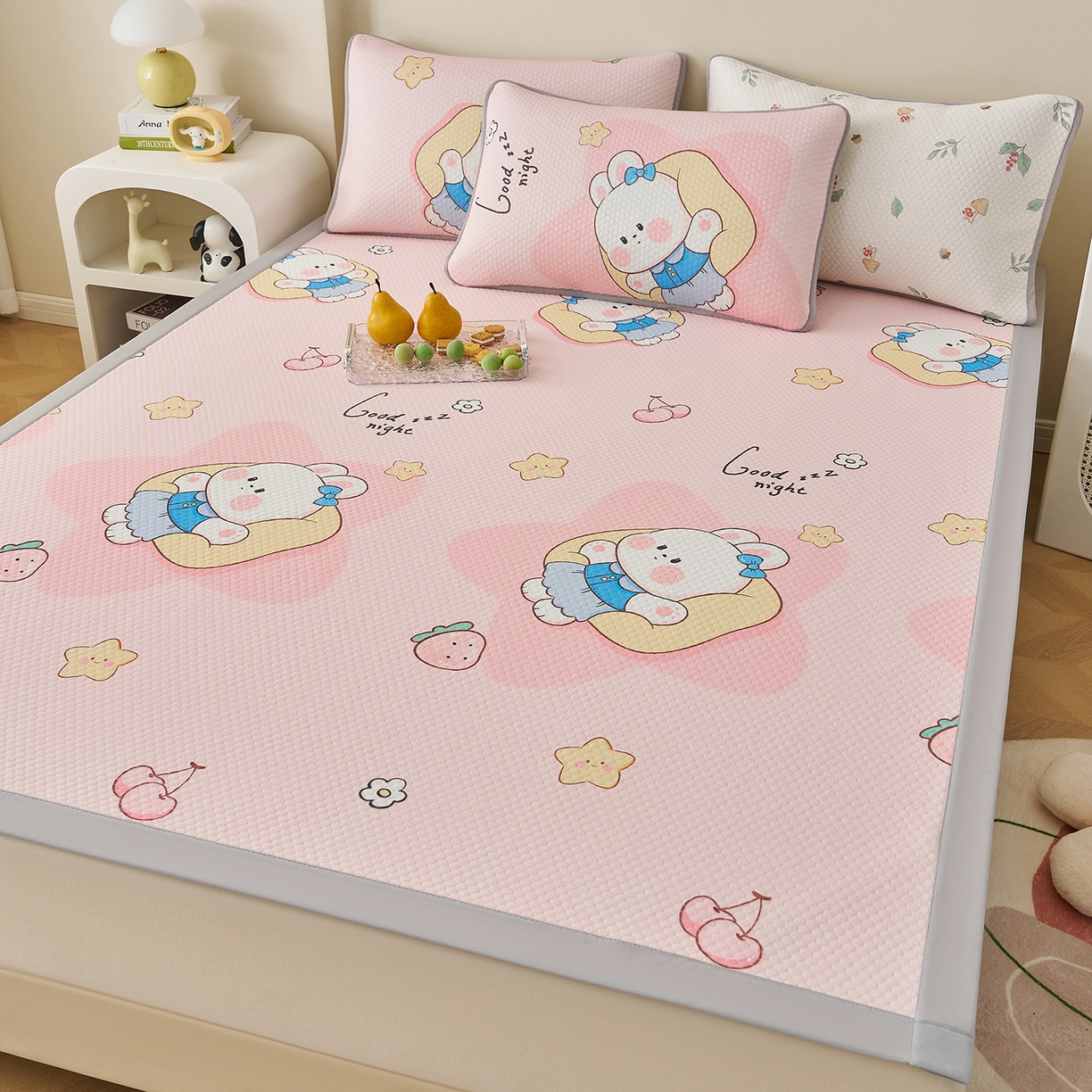 91家纺网 家纺一手货源 找家纺 奇丝雅 2026新款A类印花冰豆豆凉席三明治透气网冰丝凉席家用双人冰丝席床单可机洗大床图 大床款-兔宝贝