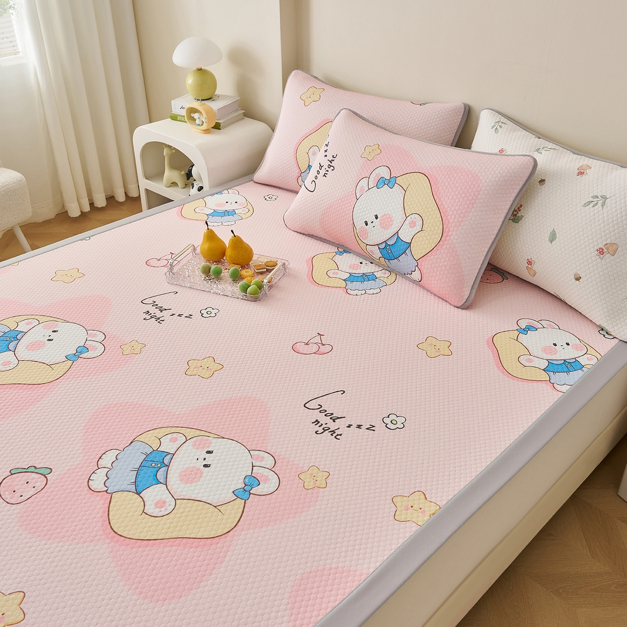 91家纺网 家纺一手货源 找家纺 奇丝雅 2026新款A类印花冰豆豆凉席三明治透气网冰丝凉席家用双人冰丝席床单可机洗大床图 大床款-兔宝贝