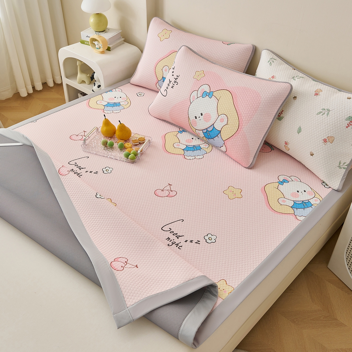 91家纺网 家纺一手货源 找家纺 奇丝雅 2026新款A类印花冰豆豆凉席三明治透气网冰丝凉席家用双人冰丝席床单可机洗大床图 大床款-兔宝贝