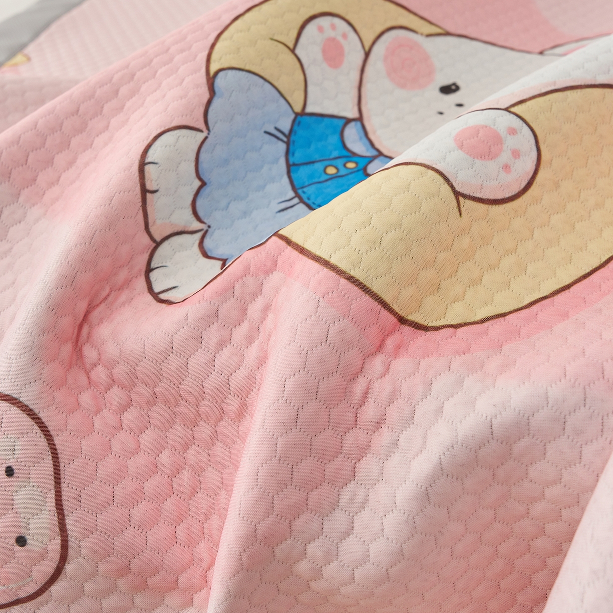 91家纺网 家纺一手货源 找家纺 奇丝雅 2026新款A类印花冰豆豆凉席三明治透气网冰丝凉席家用双人冰丝席床单可机洗大床图 大床款-兔宝贝