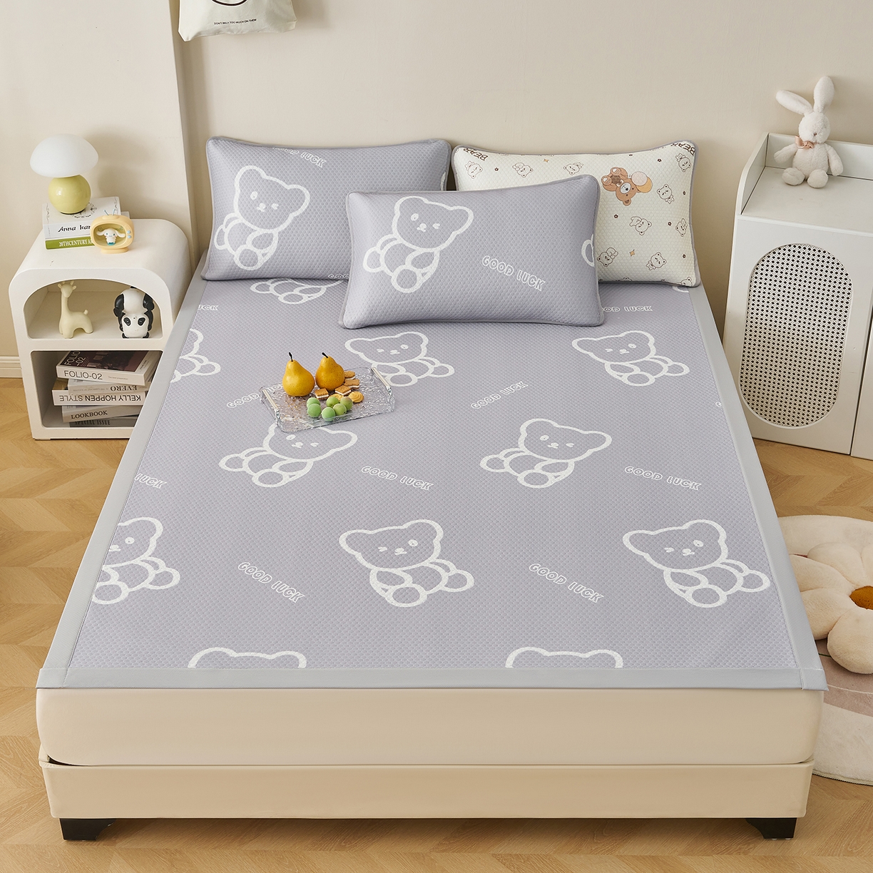 91家纺网 家纺一手货源 找家纺 奇丝雅 2026新款A类印花冰豆豆凉席三明治透气网冰丝凉席家用双人冰丝席床单可机洗大床图 大床款-维尼熊