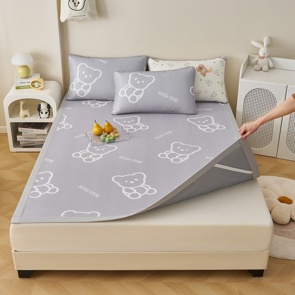 91家纺网 家纺一手货源 找家纺 奇丝雅 2026新款A类印花冰豆豆凉席三明治透气网冰丝凉席家用双人冰丝席床单可机洗大床图 大床款-维尼熊