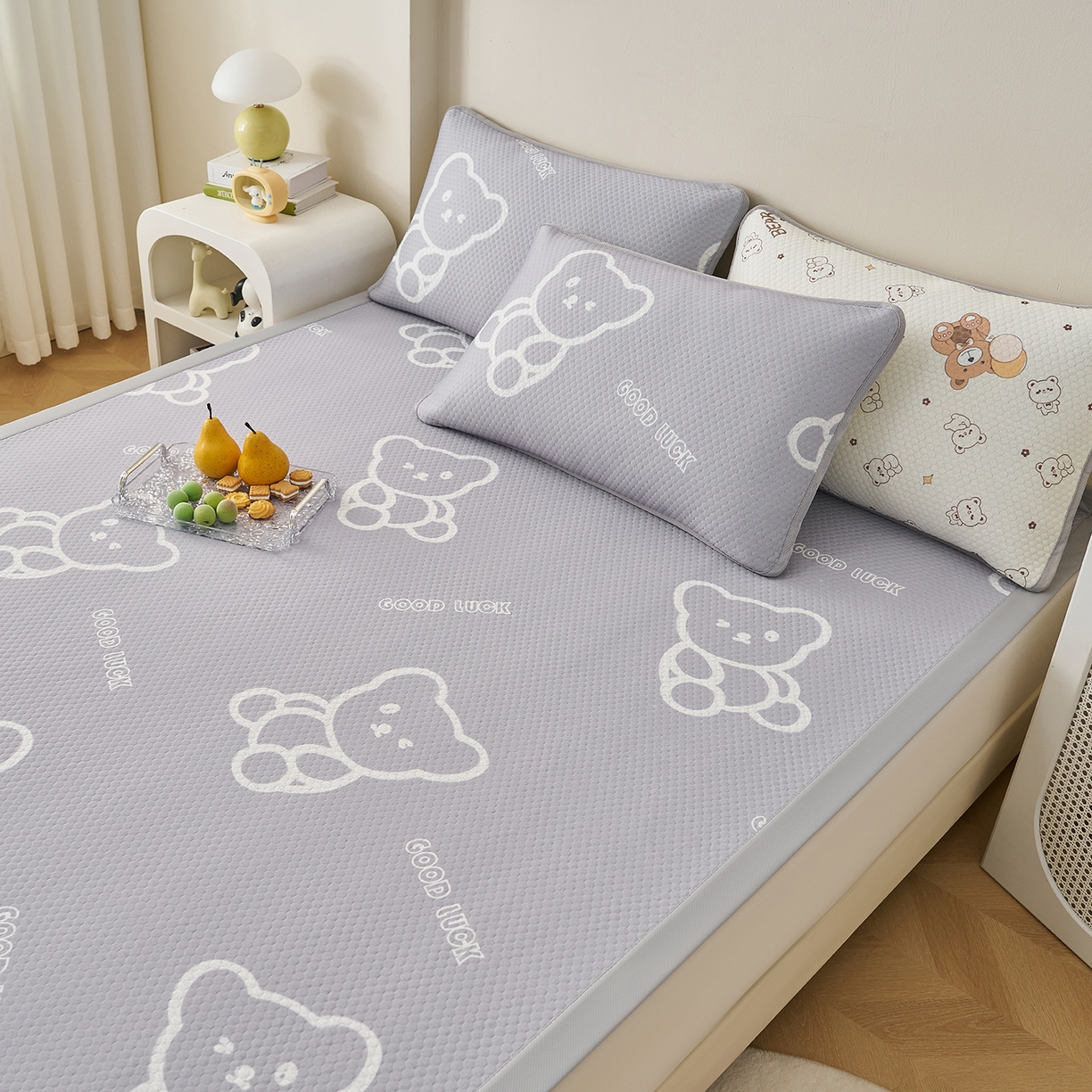 91家纺网 家纺一手货源 找家纺 奇丝雅 2026新款A类印花冰豆豆凉席三明治透气网冰丝凉席家用双人冰丝席床单可机洗大床图 大床款-维尼熊