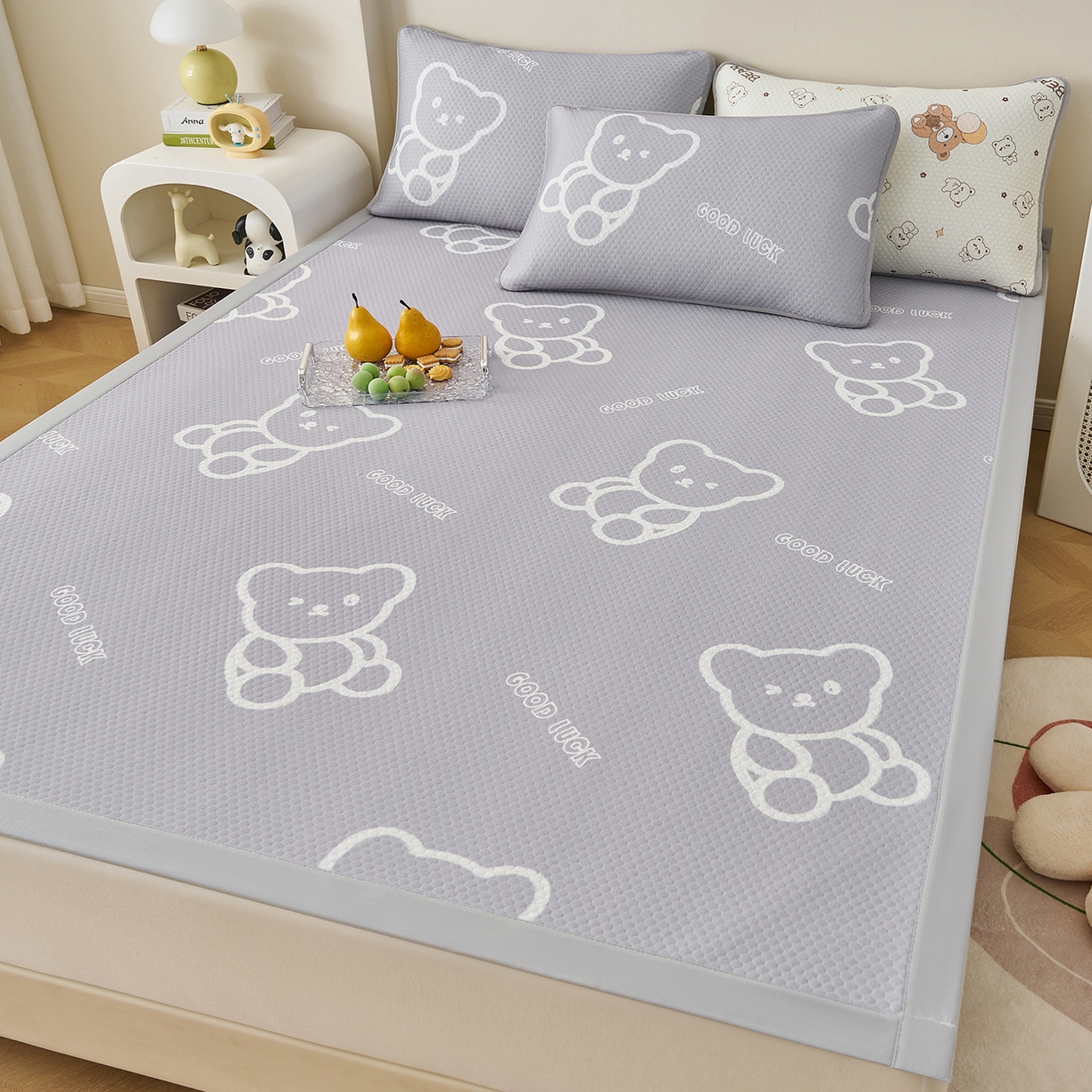 91家纺网 家纺一手货源 找家纺 奇丝雅 2026新款A类印花冰豆豆凉席三明治透气网冰丝凉席家用双人冰丝席床单可机洗大床图 大床款-维尼熊