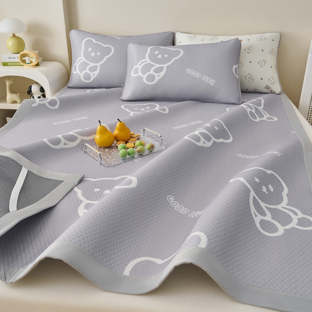 91家纺网 家纺一手货源 找家纺 奇丝雅 2026新款A类印花冰豆豆凉席三明治透气网冰丝凉席家用双人冰丝席床单可机洗大床图 大床款-维尼熊