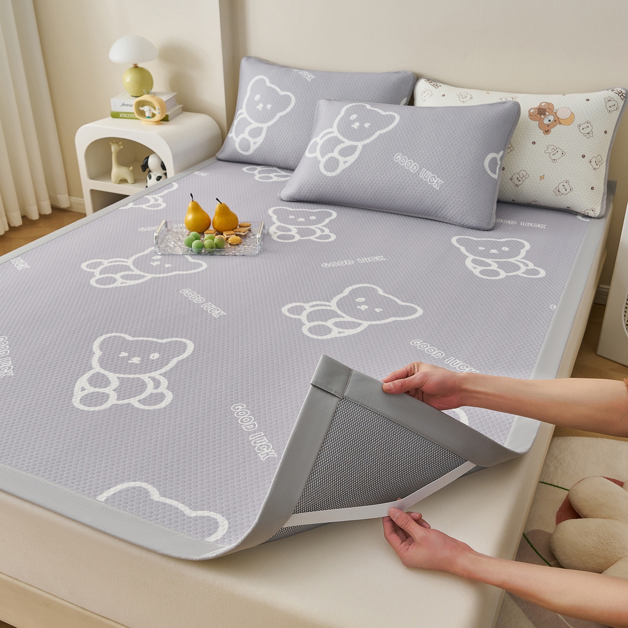 91家纺网 家纺一手货源 找家纺 奇丝雅 2026新款A类印花冰豆豆凉席三明治透气网冰丝凉席家用双人冰丝席床单可机洗大床图 大床款-维尼熊