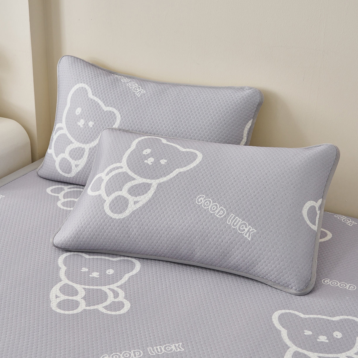 91家纺网 家纺一手货源 找家纺 奇丝雅 2026新款A类印花冰豆豆凉席三明治透气网冰丝凉席家用双人冰丝席床单可机洗大床图 大床款-维尼熊