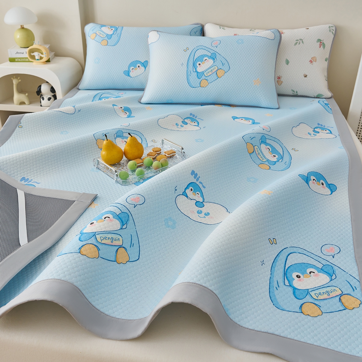 91家纺网 家纺一手货源 找家纺 奇丝雅 2026新款A类印花冰豆豆凉席三明治透气网冰丝凉席家用双人冰丝席床单可机洗大床图 大床款-小企鹅