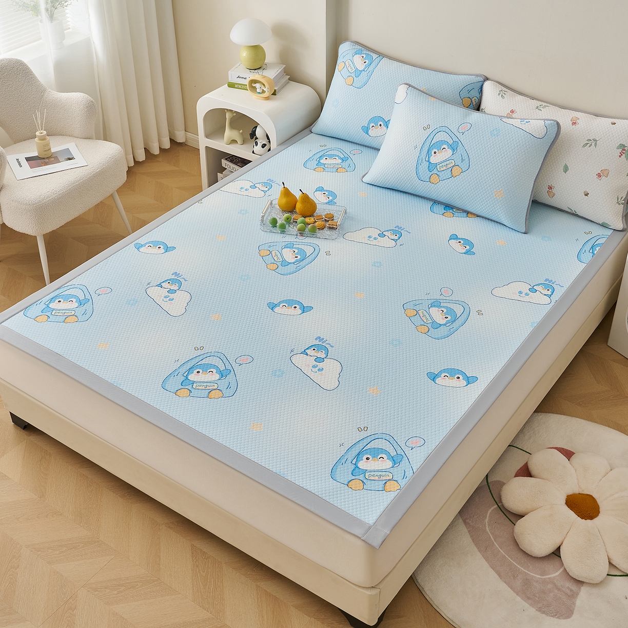 91家纺网 家纺一手货源 找家纺 奇丝雅 2026新款A类印花冰豆豆凉席三明治透气网冰丝凉席家用双人冰丝席床单可机洗大床图 大床款-小企鹅