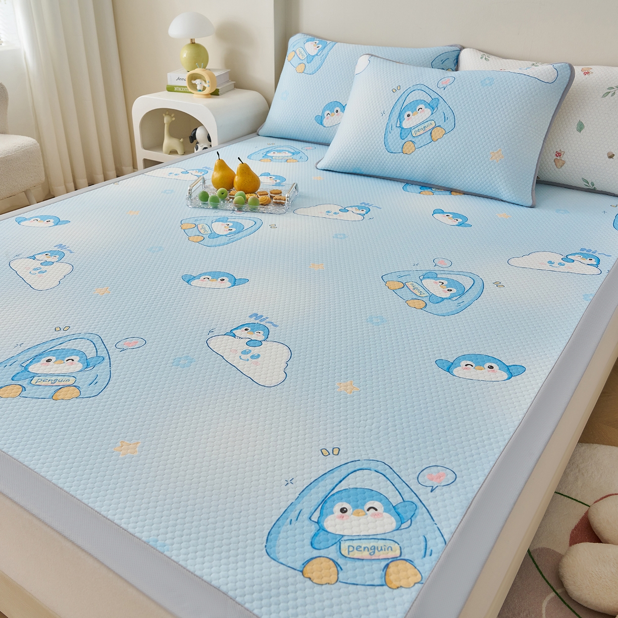 91家纺网 家纺一手货源 找家纺 奇丝雅 2026新款A类印花冰豆豆凉席三明治透气网冰丝凉席家用双人冰丝席床单可机洗大床图 大床款-小企鹅