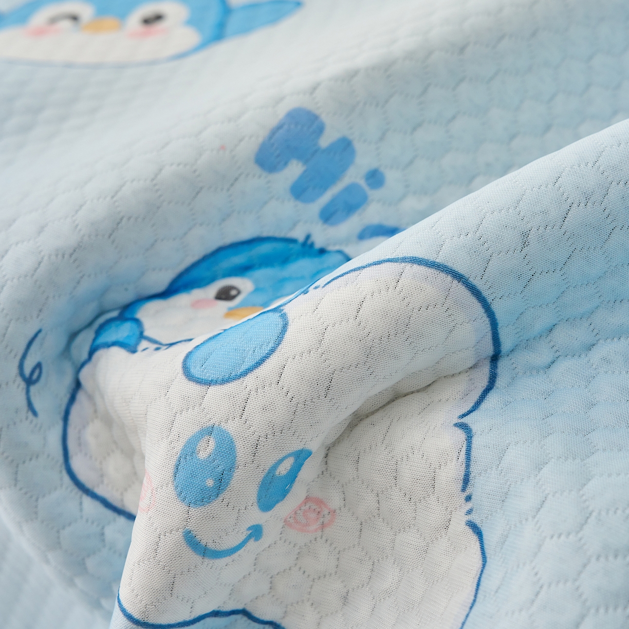 91家纺网 家纺一手货源 找家纺 奇丝雅 2026新款A类印花冰豆豆凉席三明治透气网冰丝凉席家用双人冰丝席床单可机洗大床图 大床款-小企鹅