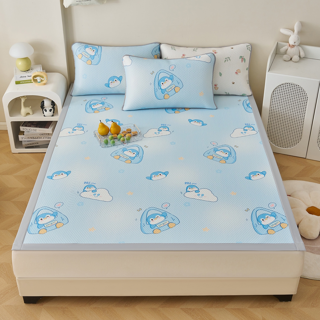 91家纺网 家纺一手货源 找家纺 奇丝雅 2026新款A类印花冰豆豆凉席三明治透气网冰丝凉席家用双人冰丝席床单可机洗大床图 大床款-小企鹅