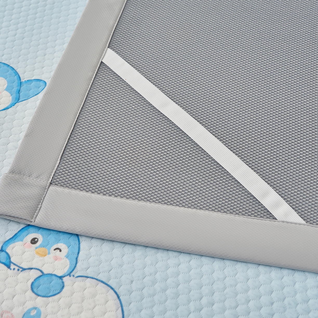 91家纺网 家纺一手货源 找家纺 奇丝雅 2026新款A类印花冰豆豆凉席三明治透气网冰丝凉席家用双人冰丝席床单可机洗大床图 大床款-小企鹅