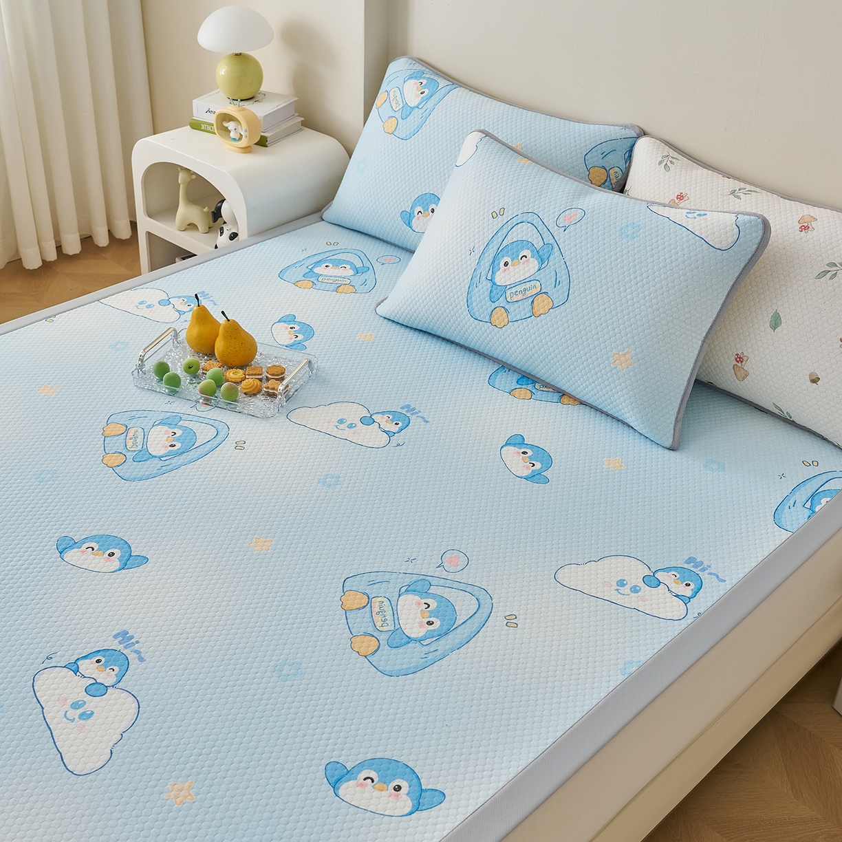 91家纺网 家纺一手货源 找家纺 奇丝雅 2026新款A类印花冰豆豆凉席三明治透气网冰丝凉席家用双人冰丝席床单可机洗大床图 大床款-小企鹅