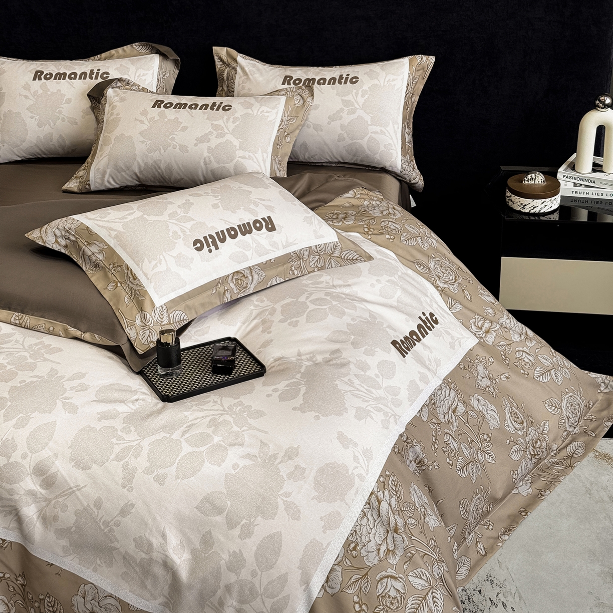 91家纺网 家纺一手货源 找家纺 奥汀洛家纺 2026新款亲肤磨毛数码四件套 罗曼-咖