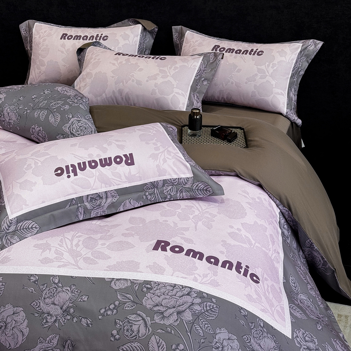 91家纺网 家纺一手货源 找家纺 奥汀洛家纺 2026新款亲肤磨毛数码四件套 罗曼-紫