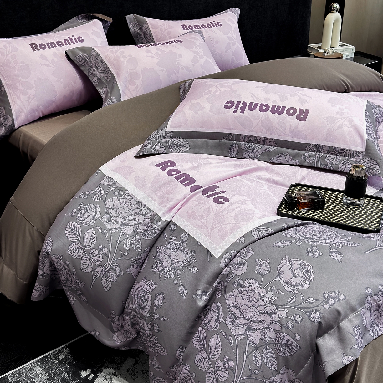 91家纺网 家纺一手货源 找家纺 奥汀洛家纺 2026新款亲肤磨毛数码四件套 罗曼-紫