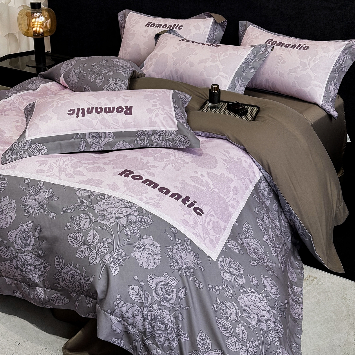 91家纺网 家纺一手货源 找家纺 奥汀洛家纺 2026新款亲肤磨毛数码四件套 罗曼-紫