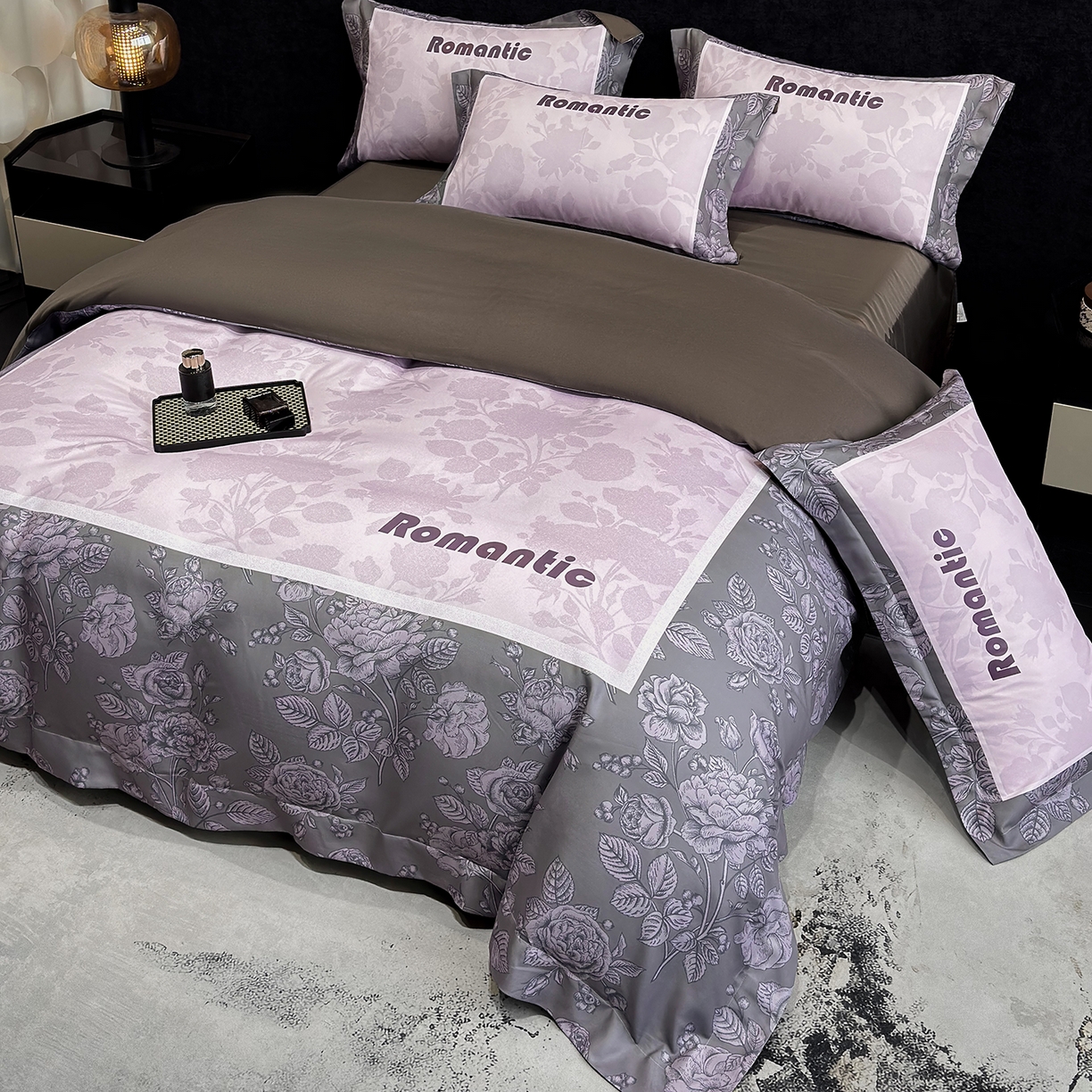 91家纺网 家纺一手货源 找家纺 奥汀洛家纺 2026新款亲肤磨毛数码四件套 罗曼-紫