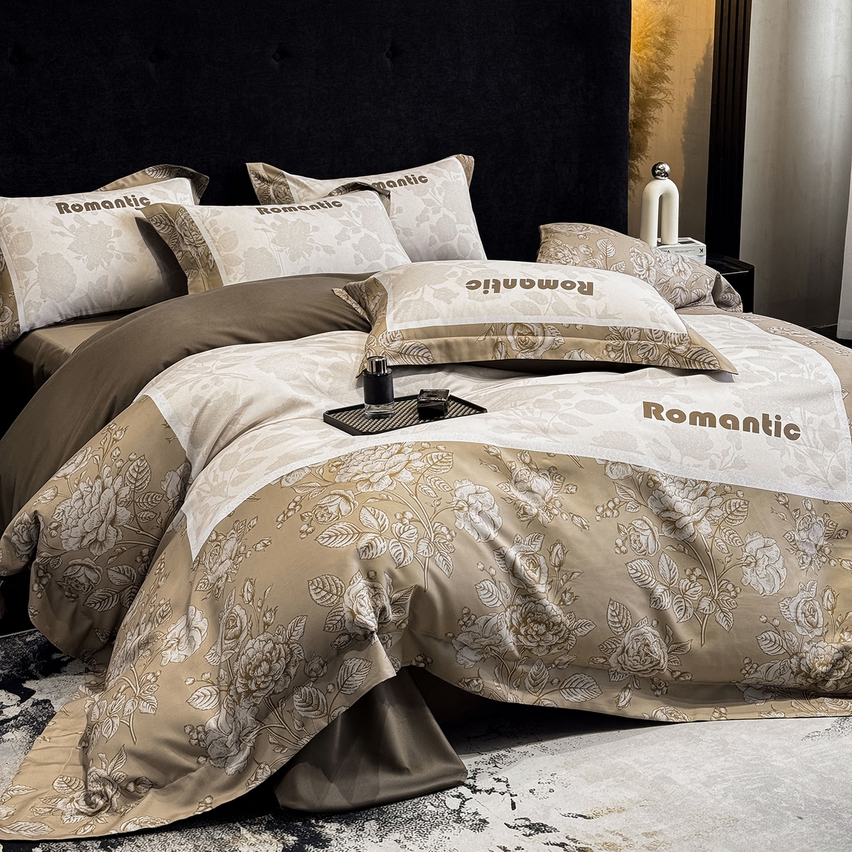 91家纺网 家纺一手货源 找家纺 奥汀洛家纺 2026新款亲肤磨毛数码四件套 罗曼-咖