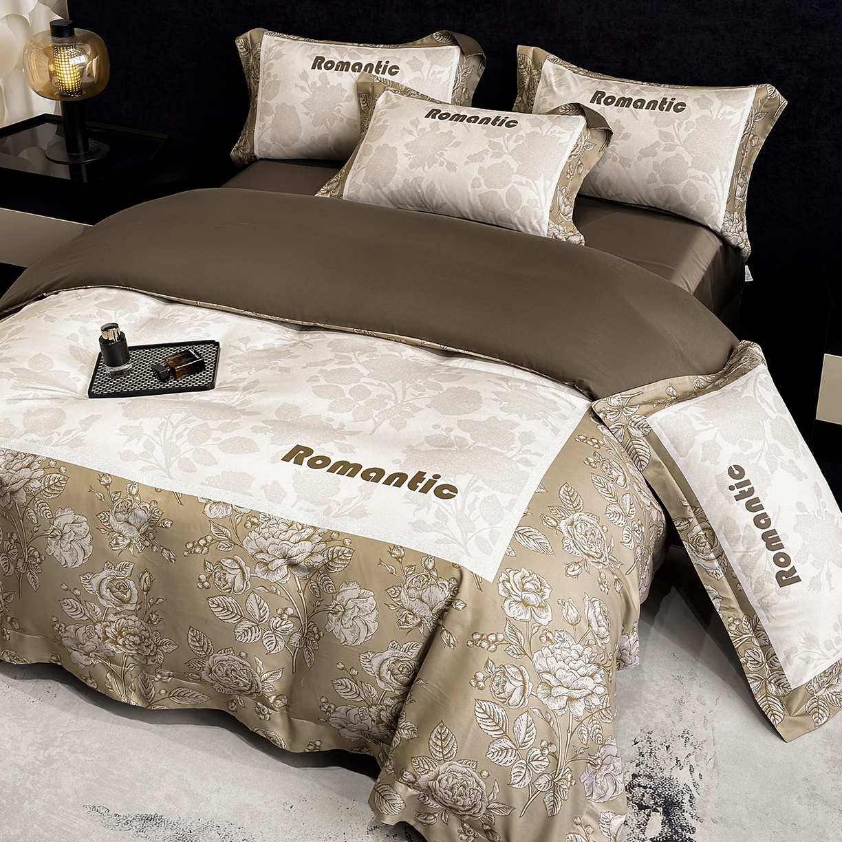 91家纺网 家纺一手货源 找家纺 奥汀洛家纺 2026新款亲肤磨毛数码四件套 罗曼-咖