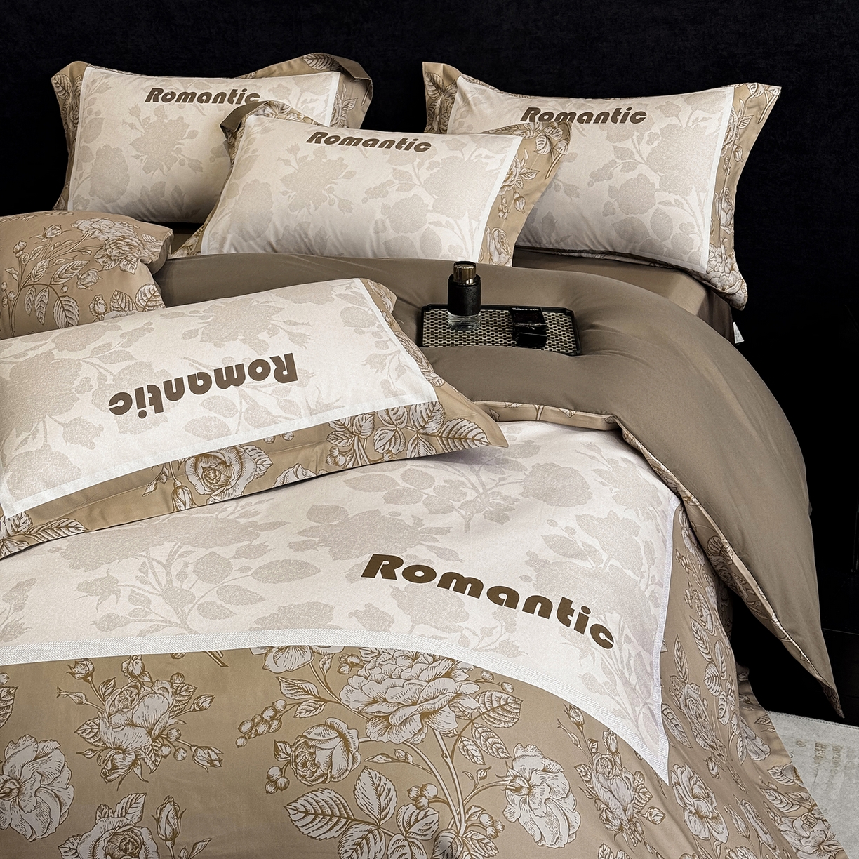 91家纺网 家纺一手货源 找家纺 奥汀洛家纺 2026新款亲肤磨毛数码四件套 罗曼-咖