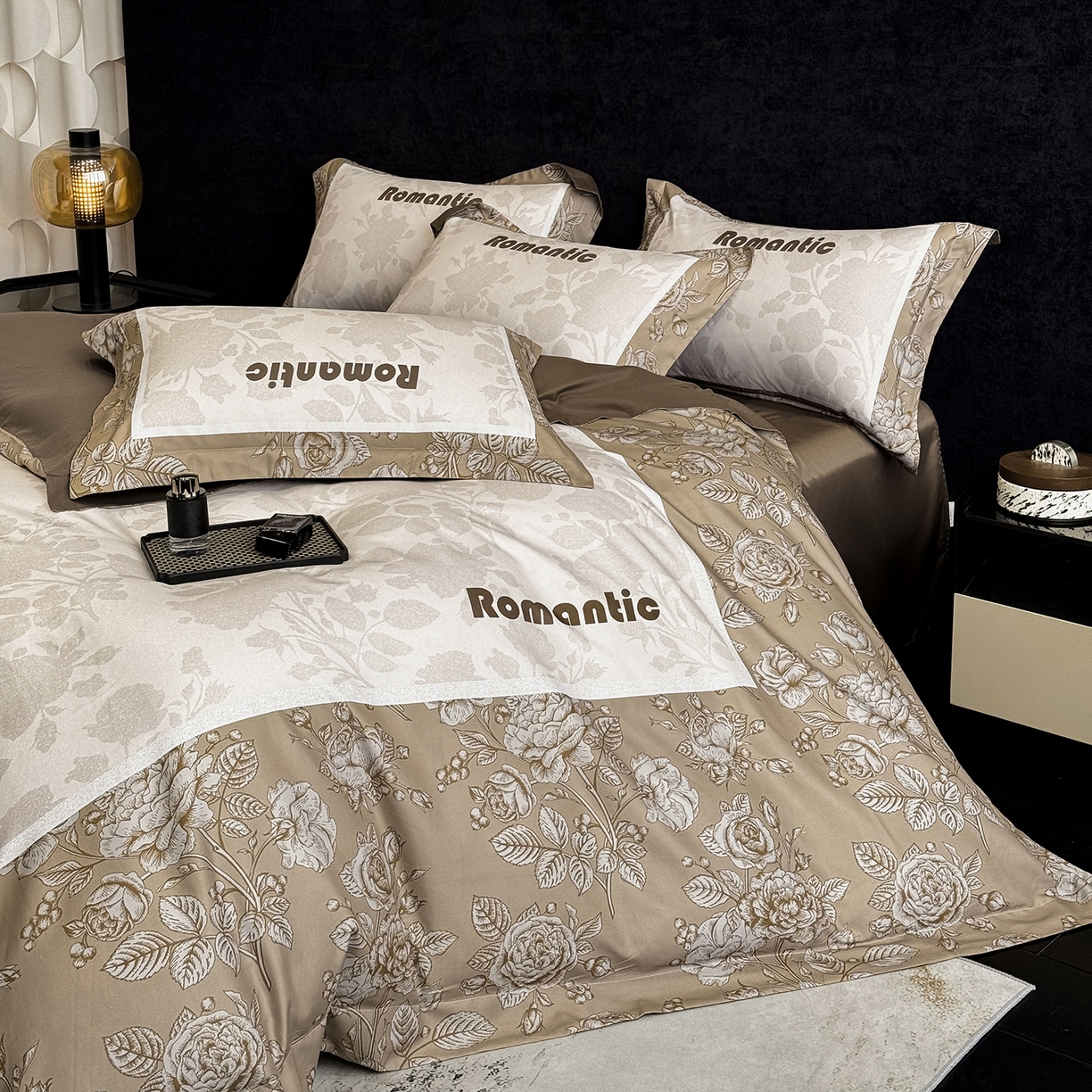 91家纺网 家纺一手货源 找家纺 奥汀洛家纺 2026新款亲肤磨毛数码四件套 罗曼-咖