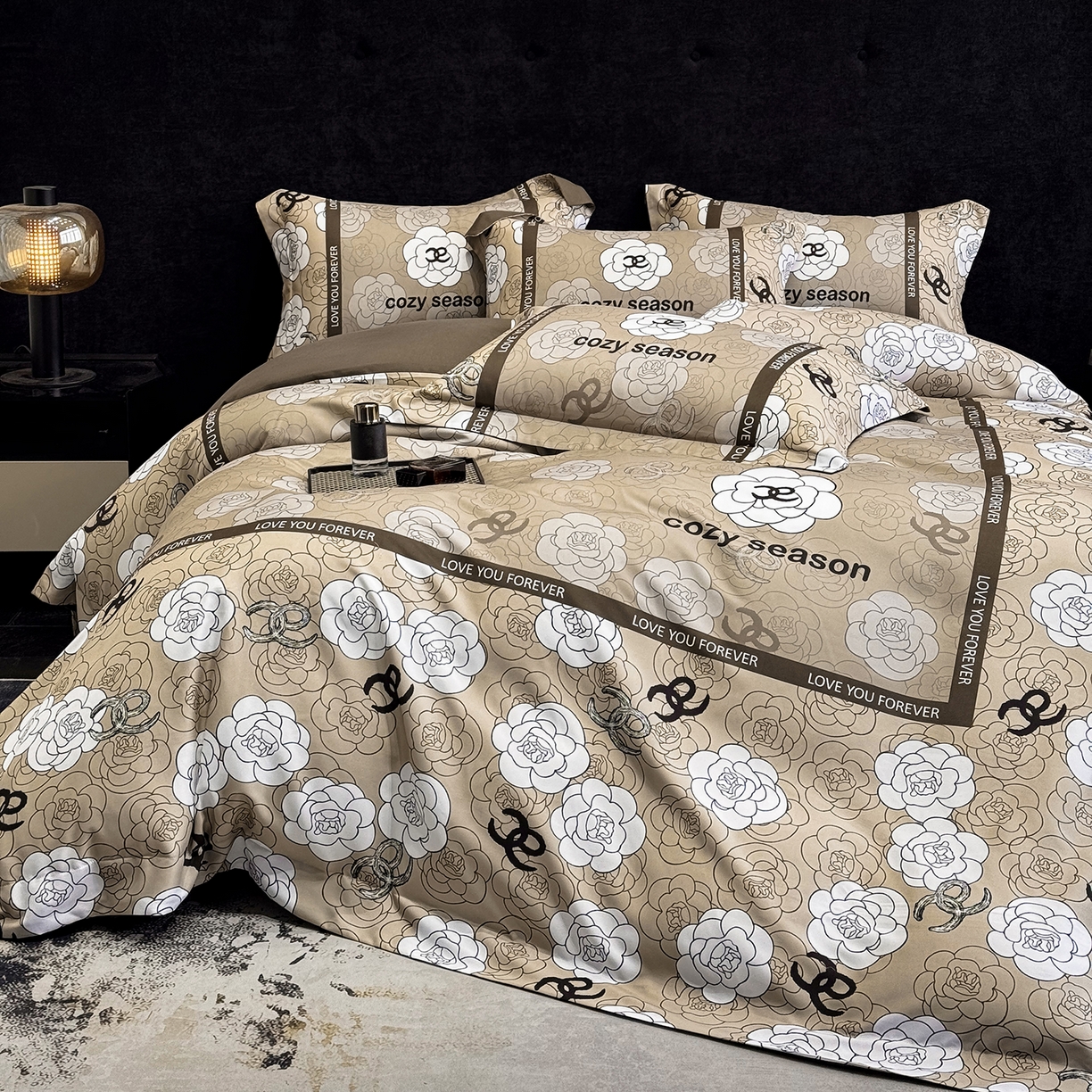 91家纺网 家纺一手货源 找家纺 奥汀洛家纺 2026新款亲肤磨毛数码四件套 彩雅-驼