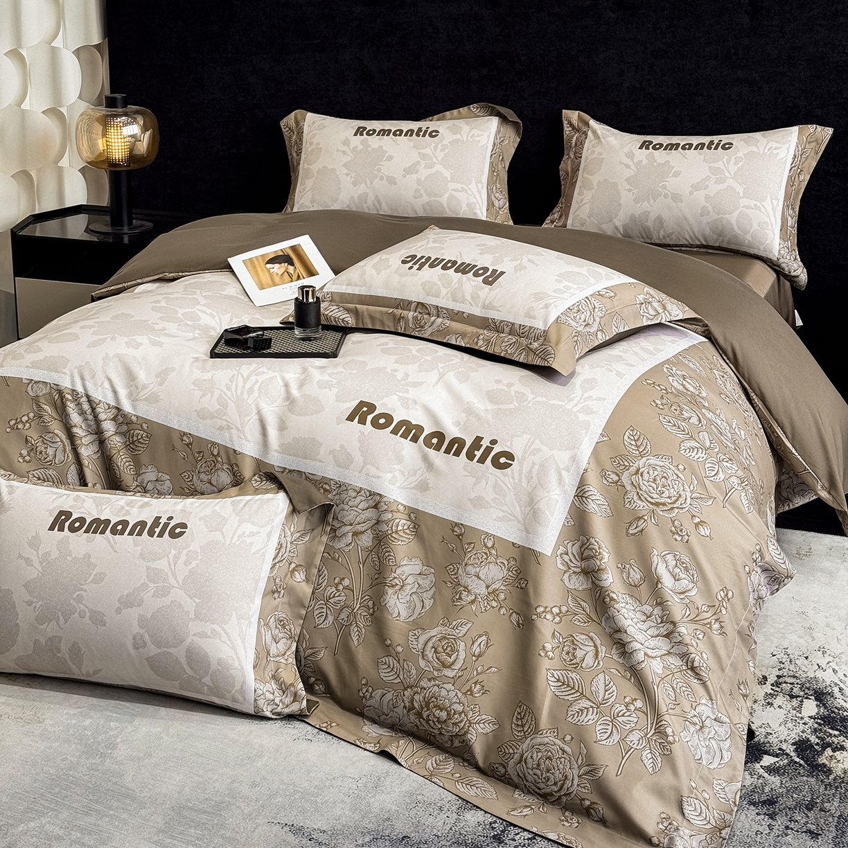 91家纺网 家纺一手货源 找家纺 奥汀洛家纺 2026新款亲肤磨毛数码四件套 罗曼-咖