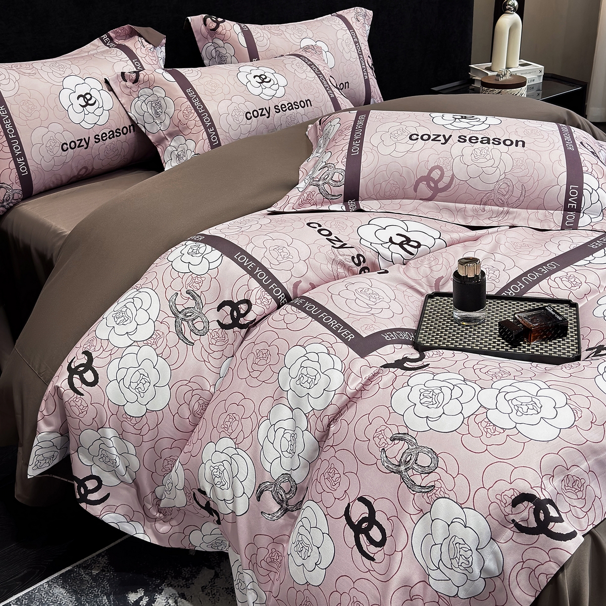 91家纺网 家纺一手货源 找家纺 奥汀洛家纺 2026新款亲肤磨毛数码四件套 彩雅-粉