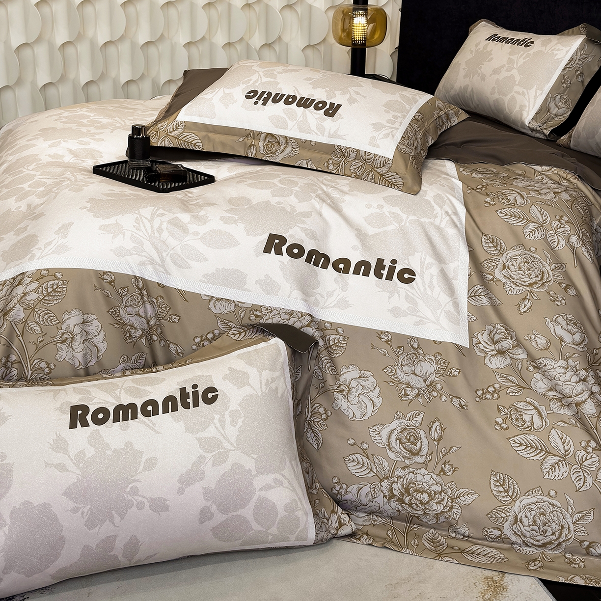 91家纺网 家纺一手货源 找家纺 奥汀洛家纺 2026新款亲肤磨毛数码四件套 罗曼-咖