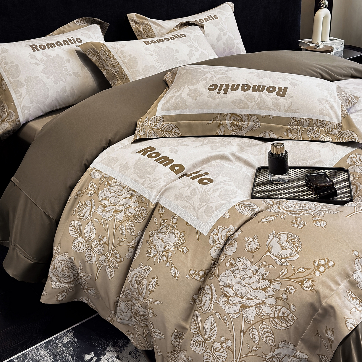 91家纺网 家纺一手货源 找家纺 奥汀洛家纺 2026新款亲肤磨毛数码四件套 罗曼-咖