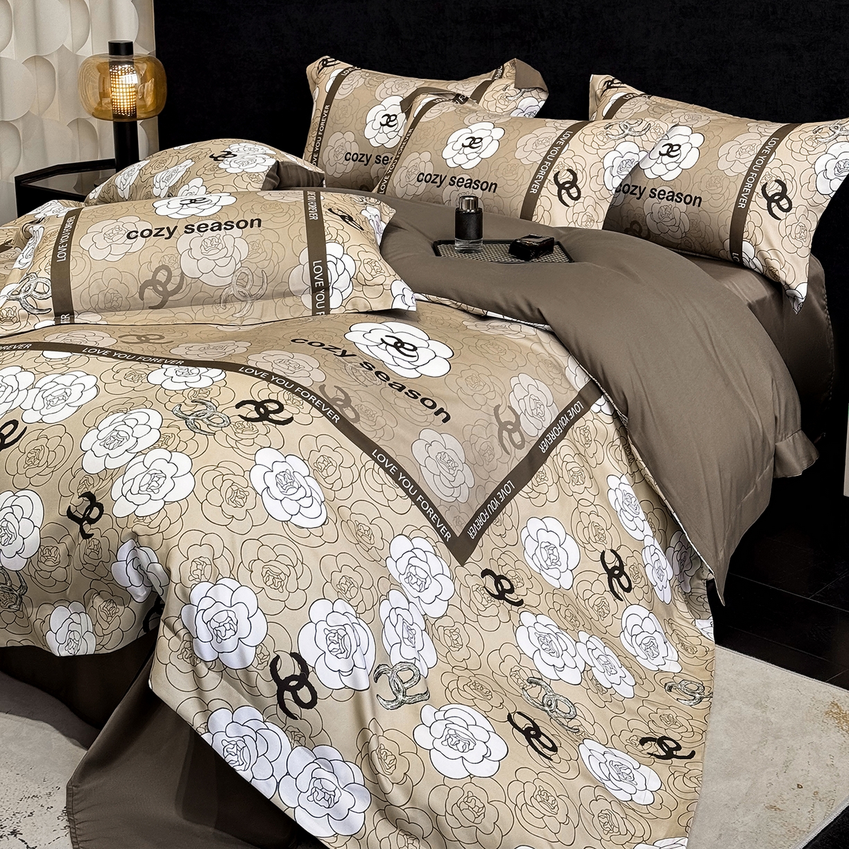 91家纺网 家纺一手货源 找家纺 奥汀洛家纺 2026新款亲肤磨毛数码四件套 彩雅-驼