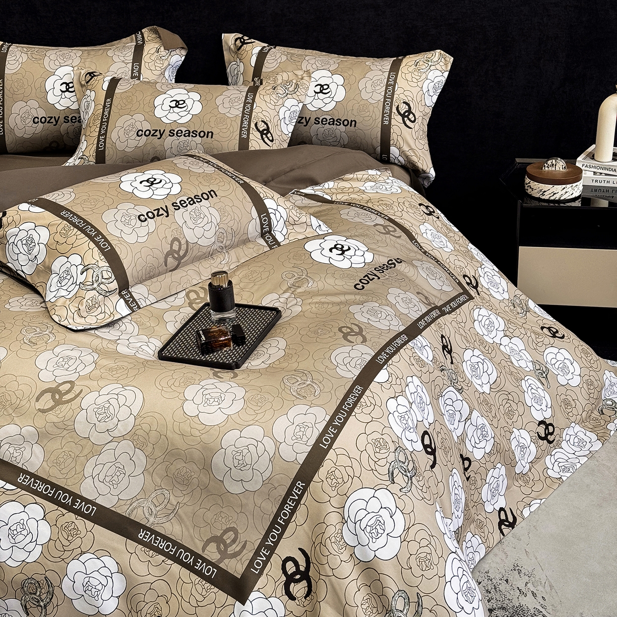 91家纺网 家纺一手货源 找家纺 奥汀洛家纺 2026新款亲肤磨毛数码四件套 彩雅-驼