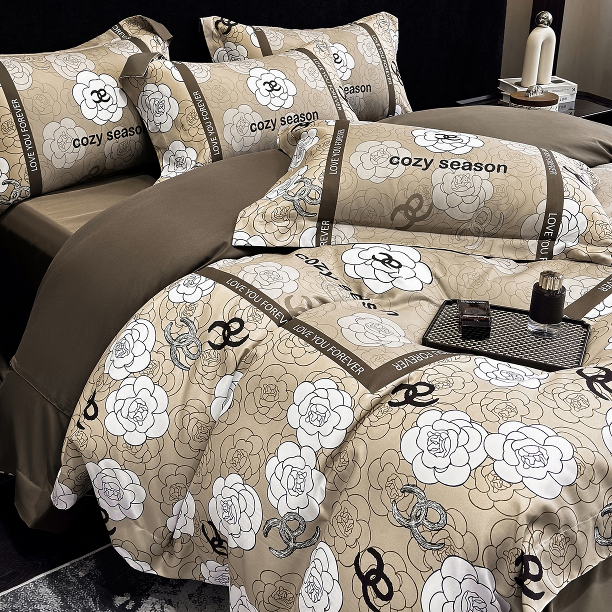 91家纺网 家纺一手货源 找家纺 奥汀洛家纺 2026新款亲肤磨毛数码四件套 彩雅-驼