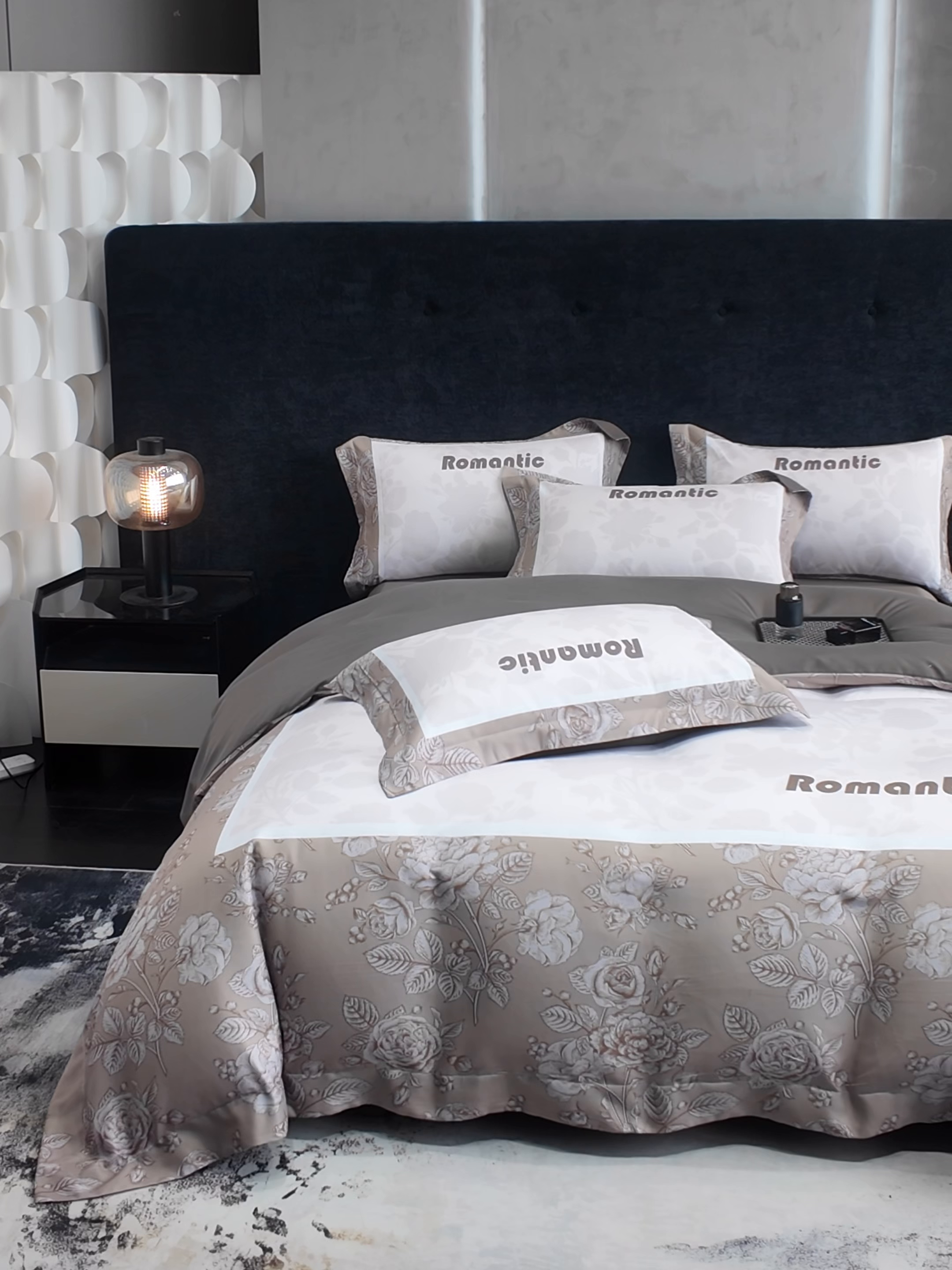 91家纺网 家纺一手货源 找家纺 奥汀洛家纺 2026新款亲肤磨毛数码四件套 罗曼-咖