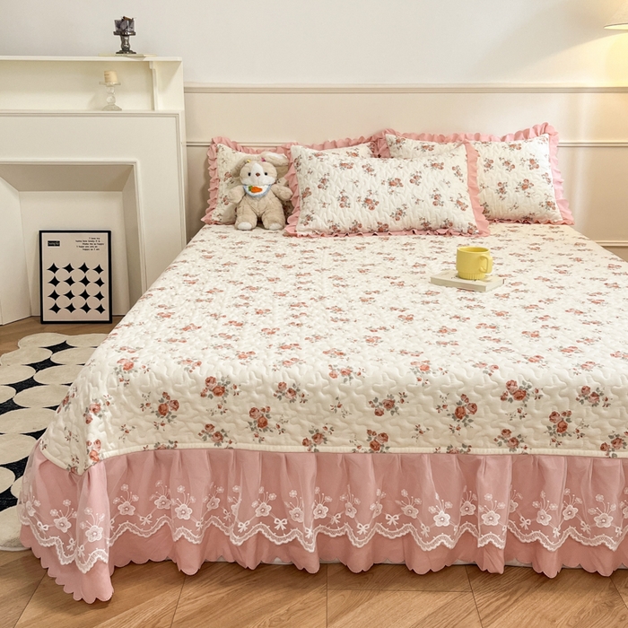 91家纺网 家纺一手货源 找家纺 金梦家居 2025新款印花小竹棉花边夹棉床盖被套四件套 遇见