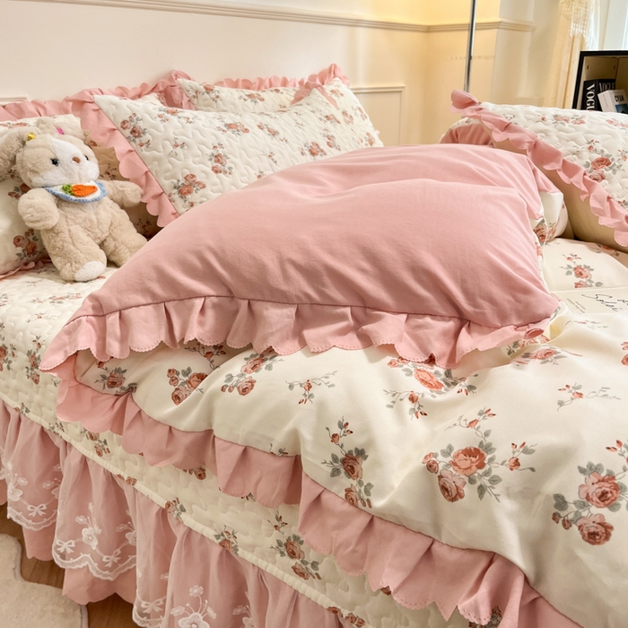 91家纺网 家纺一手货源 找家纺 金梦家居 2025新款印花小竹棉花边夹棉床盖被套四件套 遇见