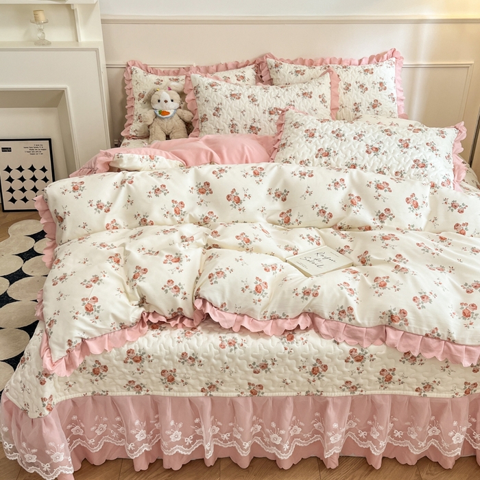 91家纺网 家纺一手货源 找家纺 金梦家居 2025新款印花小竹棉花边夹棉床盖被套四件套 遇见