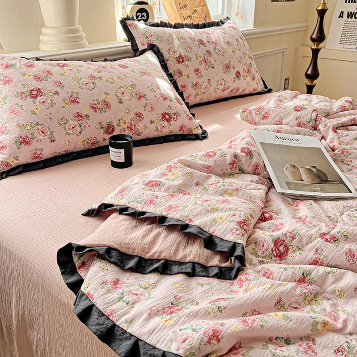 91家纺网 家纺一手货源 找家纺 一比一家纺 2026新款木棉赫本风花边夏被夏凉被空调被 玫瑰花园粉