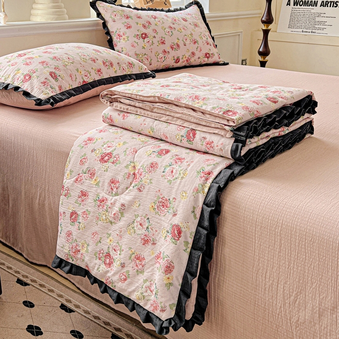 91家纺网 家纺一手货源 找家纺 一比一家纺 2026新款木棉赫本风花边夏被夏凉被空调被 玫瑰花园粉