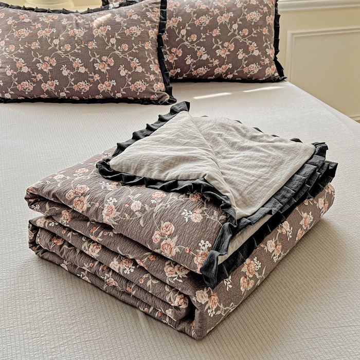 91家纺网 家纺一手货源 找家纺 一比一家纺 2026新款木棉赫本风花边夏被夏凉被空调被 塞纳河畔