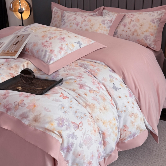 91家纺网 家纺一手货源 找家纺 乐蔻家纺 2026新款宽边数码精梳长绒棉纯棉四件套 蝶影入怀 粉