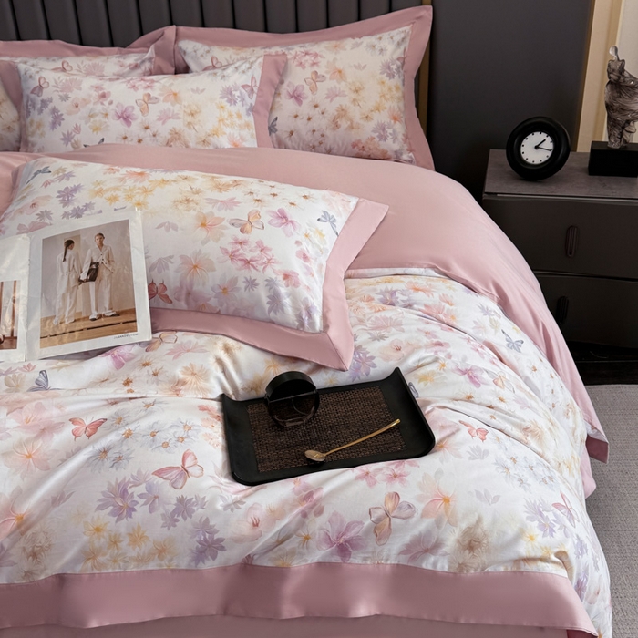 91家纺网 家纺一手货源 找家纺 乐蔻家纺 2026新款宽边数码精梳长绒棉纯棉四件套 蝶影入怀 粉