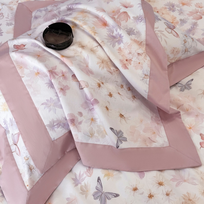 91家纺网 家纺一手货源 找家纺 乐蔻家纺 2026新款宽边数码精梳长绒棉纯棉四件套 蝶影入怀 粉