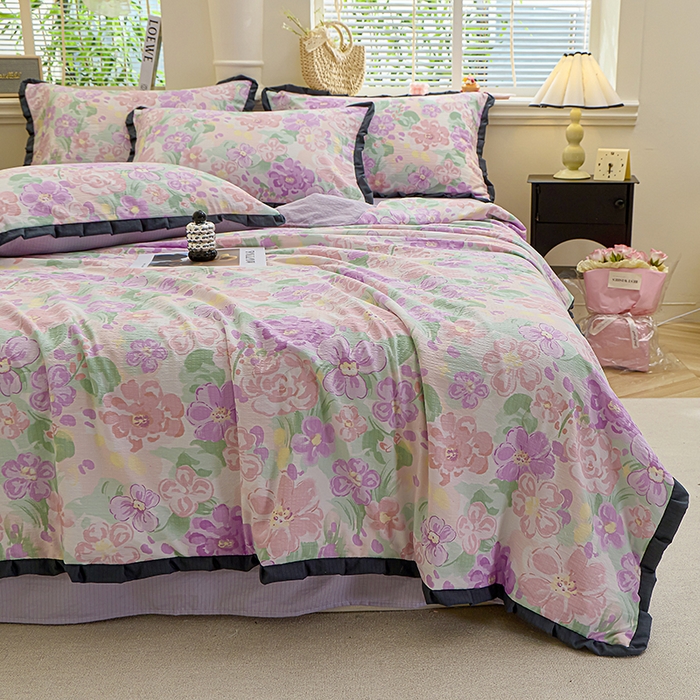 91家纺网 家纺一手货源 找家纺 一比一家纺 2026新款木棉赫本风花边夏被夏凉被空调被 紫韵斑斓