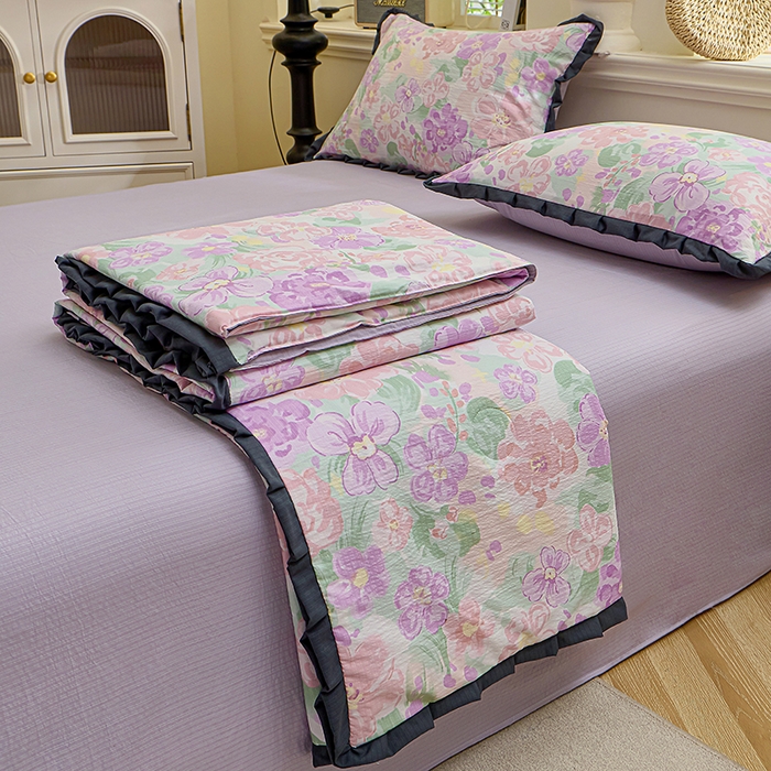 91家纺网 家纺一手货源 找家纺 一比一家纺 2026新款木棉赫本风花边夏被夏凉被空调被 紫韵斑斓