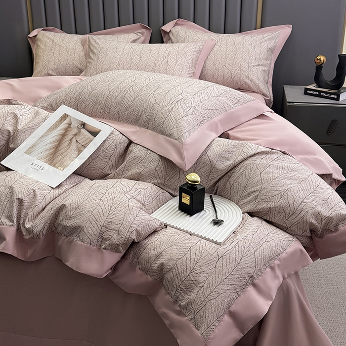 91家纺网 家纺一手货源 找家纺 乐蔻家纺 2026新款宽边数码精梳长绒棉纯棉四件套 落叶飘飘  红